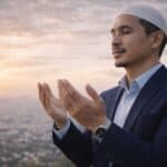 ผู้นำธุรกิจมุสลิมยืนขอดุอาอ์ยามพระอาทิตย์ตก สื่อถึงความสำเร็จที่ยังคงความถ่อมตัวและอีมานมั่นคง